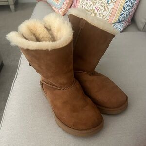UGG Tan Boots with Shearling Trim Bailey Bow. Excellent barely used condition.